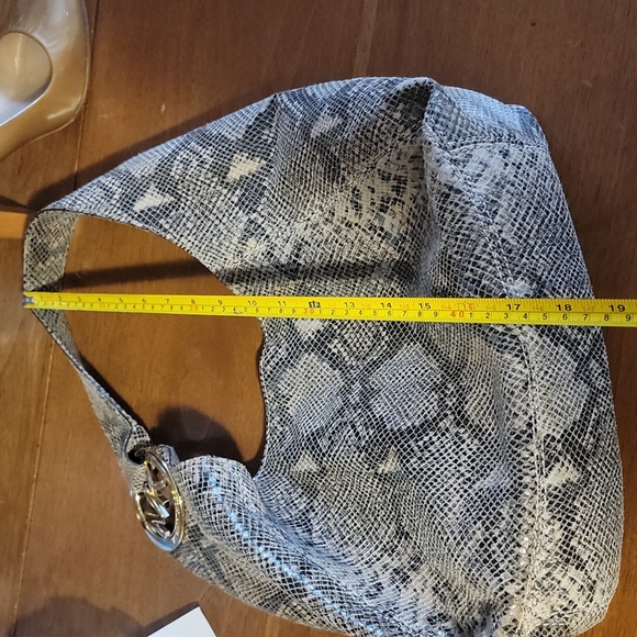 Michael Kors bag with gold MK logo in strap - Picture 7 of 8